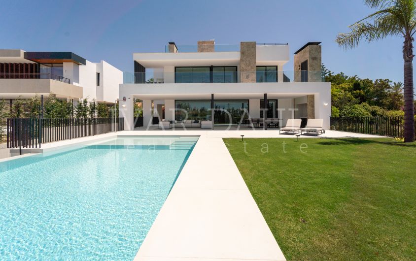 Villa for sale in Nueva Andalucia