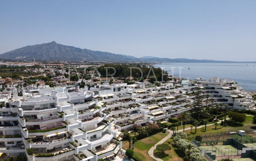 Apartamento totalmente reformado en primera linea de playa en Guadalmina Baja