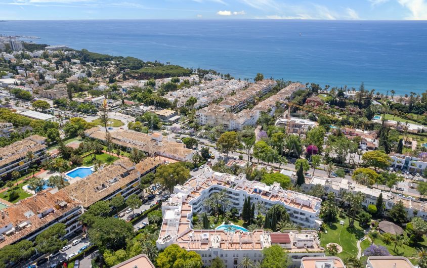 Elegant Duplex Penthouse with Expansive Terraces in Marbella Real, Golden Mile
