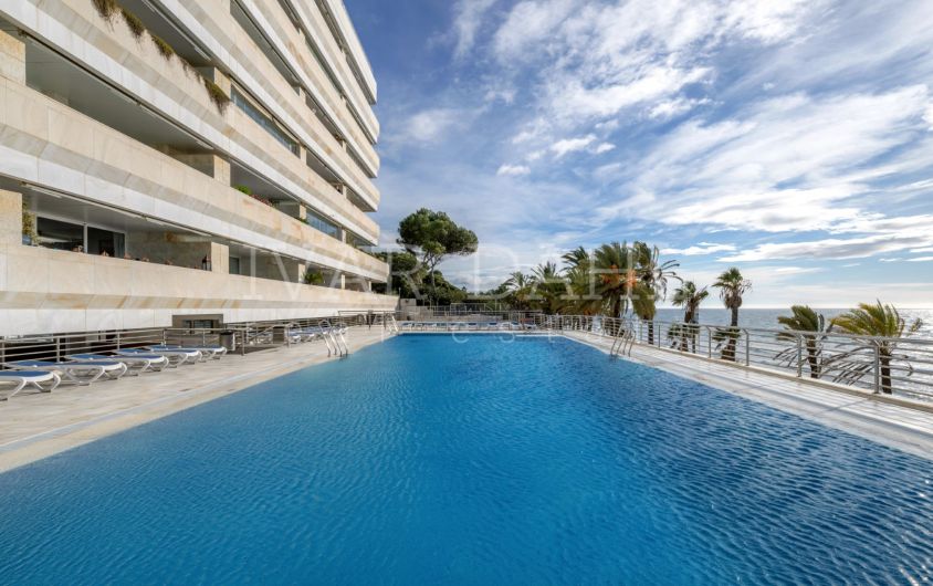 Apartamento de lujo en primera línea de playa en Marina Mariola, Marbella Golden Mile