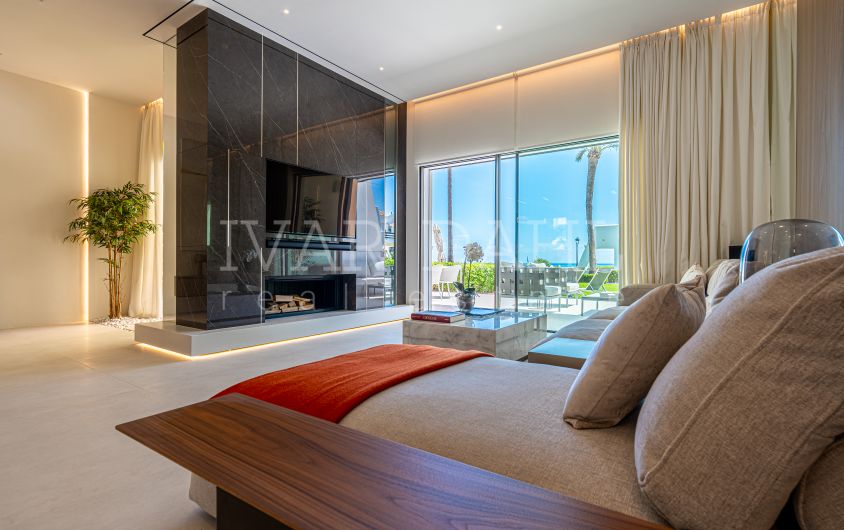 Adosada en primera línea de playa con vistas al mar, Milla de Oro de Marbella
