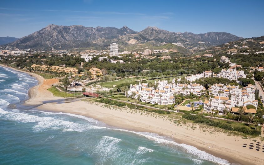 Luxuriöses Strandapartment mit Meer- und Golfblick in Los Monteros Palm Beach, Marbella Ost