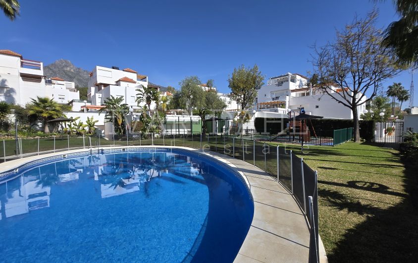 Exclusiva casa adosada de 4 dormitorios en Cumbres de Nagueles, Milla de Oro, Marbella