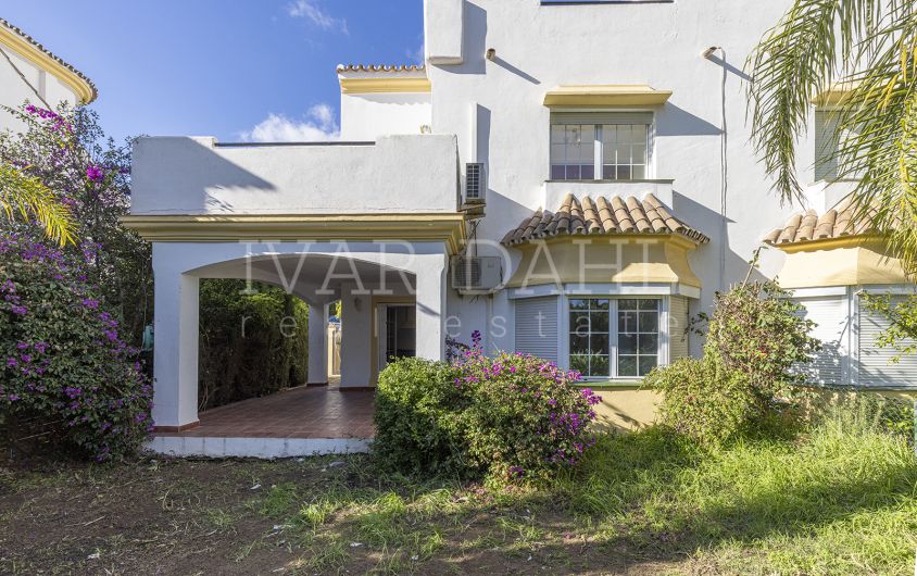 Semi-detached house of 266 m2 in walking distance to amenities of Elviria, Marbella
