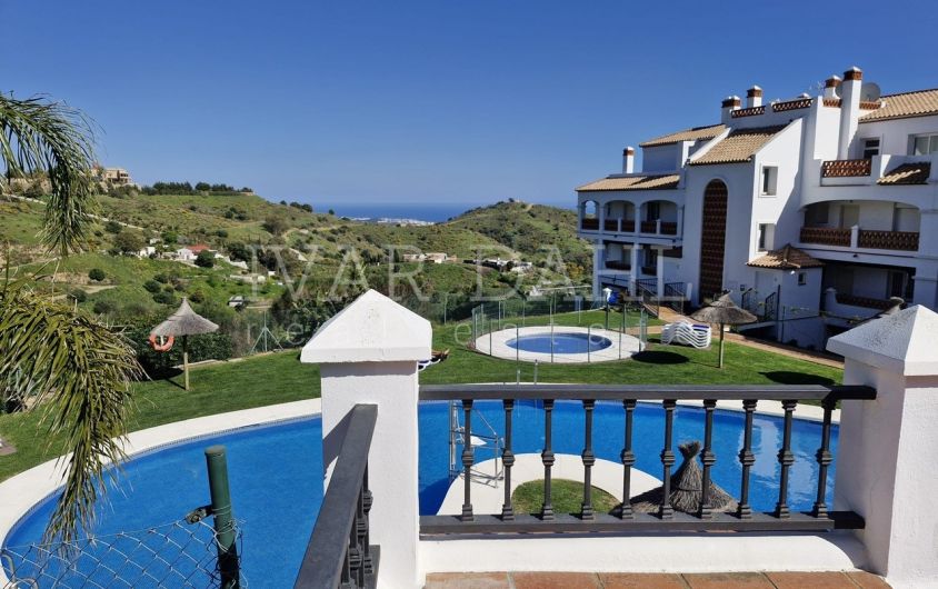 Large 2 bedroom ground floor apartment with sea views and direct access to the garden in Calahonda, Mijas-Costa