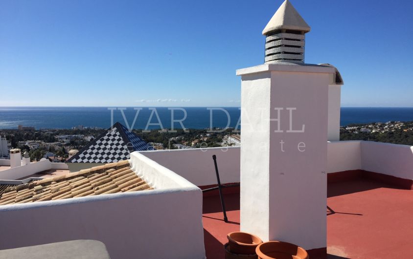 Bright Penthouse with Panoramic Sea and Mountain Views in Sitio de Calahonda, Mijas Costa