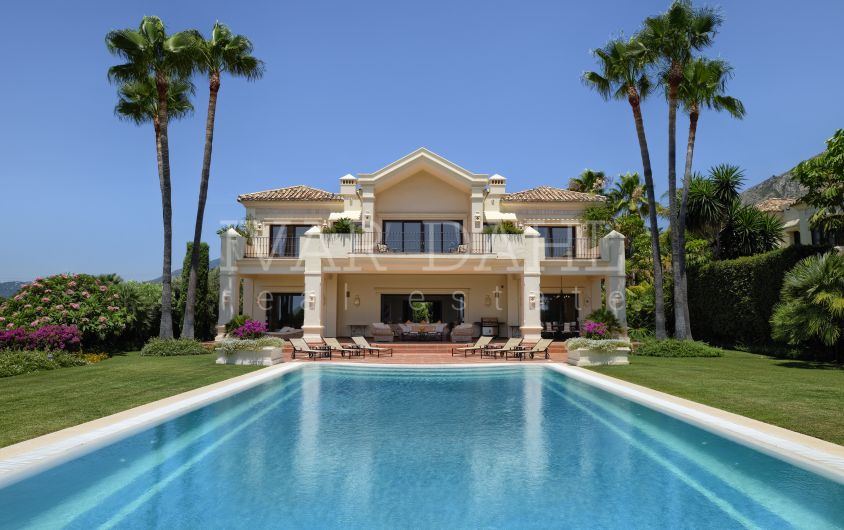Magnifik villa med panoramautsikt över havet i Marbella Hill Club