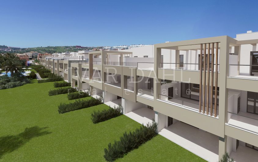 Nuevo apartamento en planta baja andando a la playa y campo de golf, en Casares Costa, Malaga