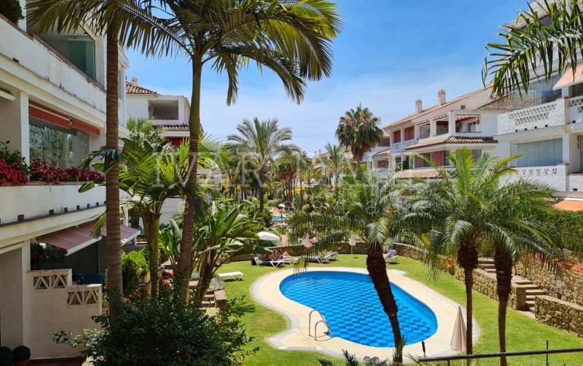Apartamento en Las Cañas Beach, Complejo en Primera Línea de Playa, Milla de Oro, Marbella