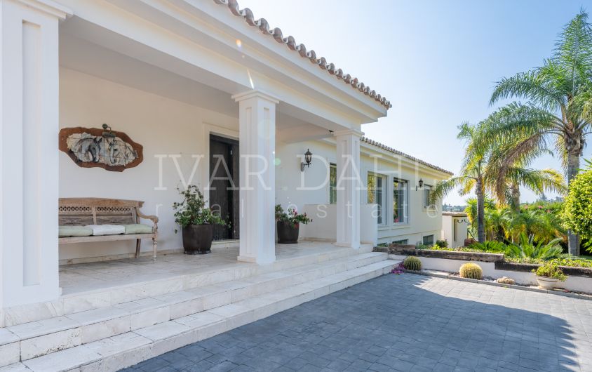 Country villa a stone's throw from Estepona center and the beach