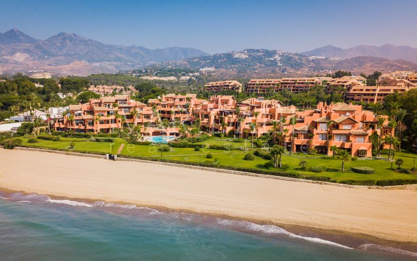 Direkt på stranden, takvåning med panoramautsikt över havet till salu i La Reserva de Los Monteros, Marbella