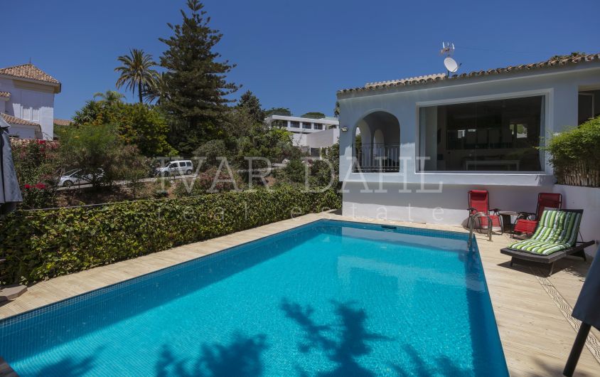 Villa de cuatro dormitorios con vistas al mar en El Rosario, Marbella