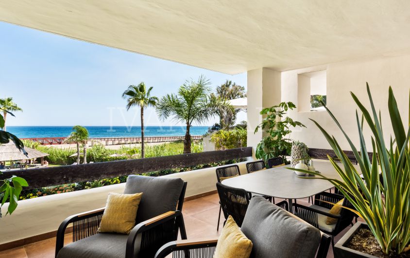 Apartamento en primera línea de playa en venta en Bahía del Velerin, Estepona, Costa del Sol