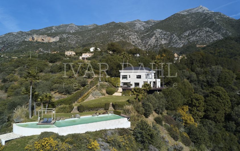 Modern villa med panoramautsikt över sjön och havet till salu i Istán, Marbella, Costa del Sol