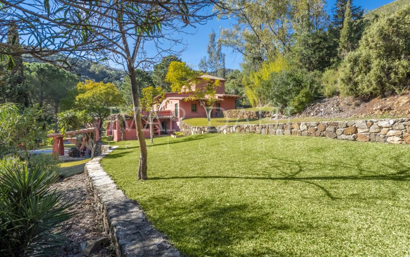 Två lantliga villor till salu inom gångavstånd från byn Benahavis, Costa del Sol, Malaga