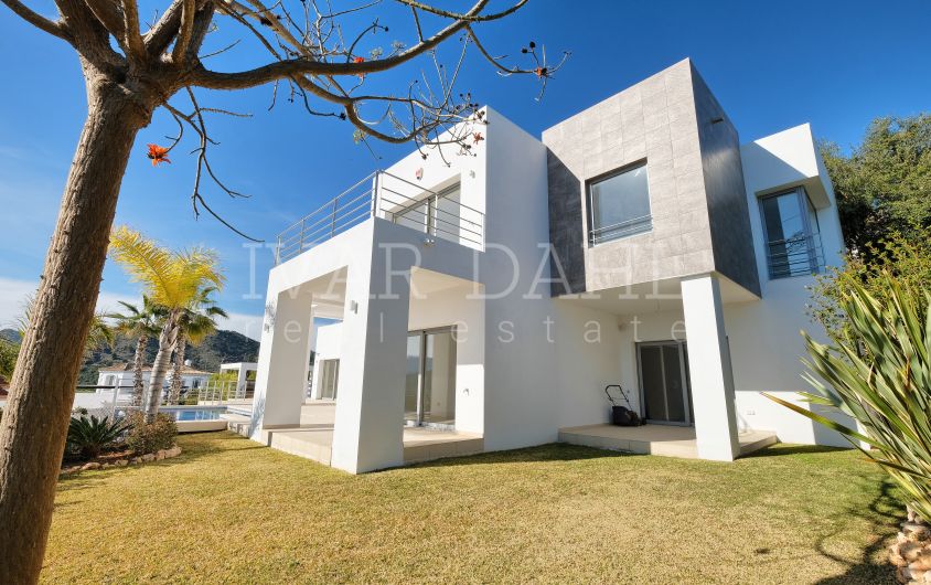 Nybyggd modern villa i Puerto del Capitan, Benahavis, Marbella, Costa del Sol