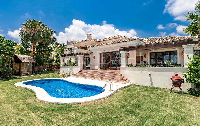 Vollständig möblierte, hochwertige Villa zum Verkauf in Nueva Andalucía, Puerto Banus, Marbella