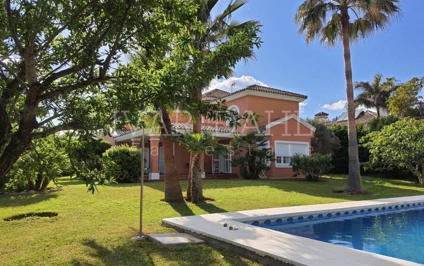Villa de estilo tradicional con vistas al mar en venta en Don Pedro, Estepona
