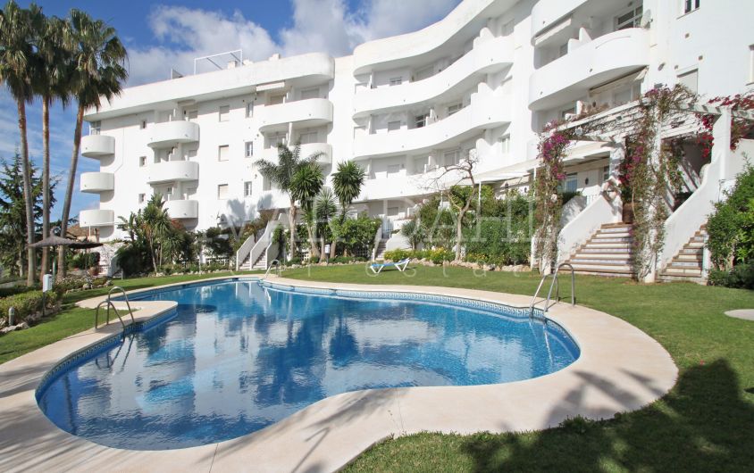 Apartamento con orientación sur en la conocida comunidad Marbella Real, Milla de Oro, Marbella