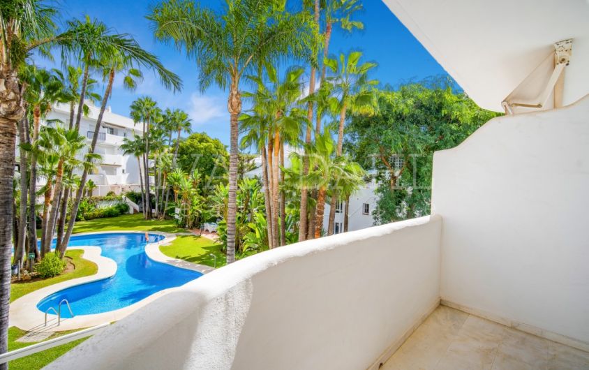 Hervorragende Wohnung mit drei Schlafzimmern in Marbella Real, Marbellas Goldener Meile
