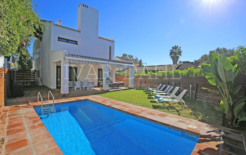 Villa en venta en Casablanca, lado playa de la Milla de Oro de Marbella