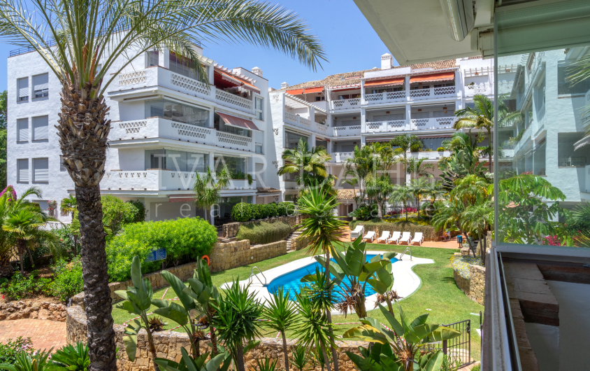 3-bedroom apartment for sale in Las Cañas Beach complex, frontline beach, Marbella