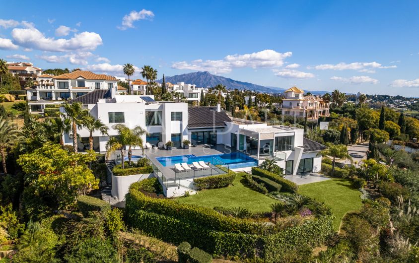 Fantastiskt modernt hus med panoramautsikt över havet i Los Flamingos Golf Resort, Benahavis