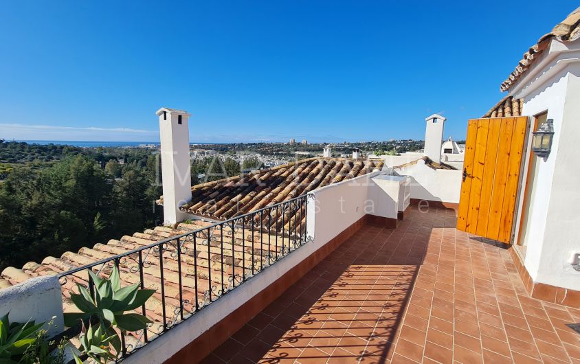 Gran Ático Dúplex con vistas panorámicas al mar y montaña, en Club Sierra, Marbella, Milla de Oro