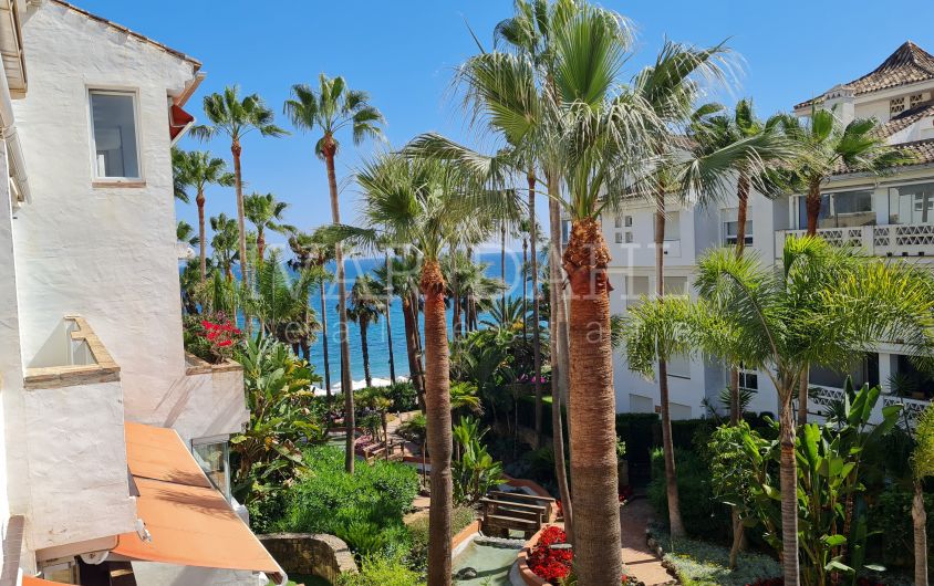 Piso de 3 dormitorios en venta en Las Cañas Beach, Marbella, Milla de Oro