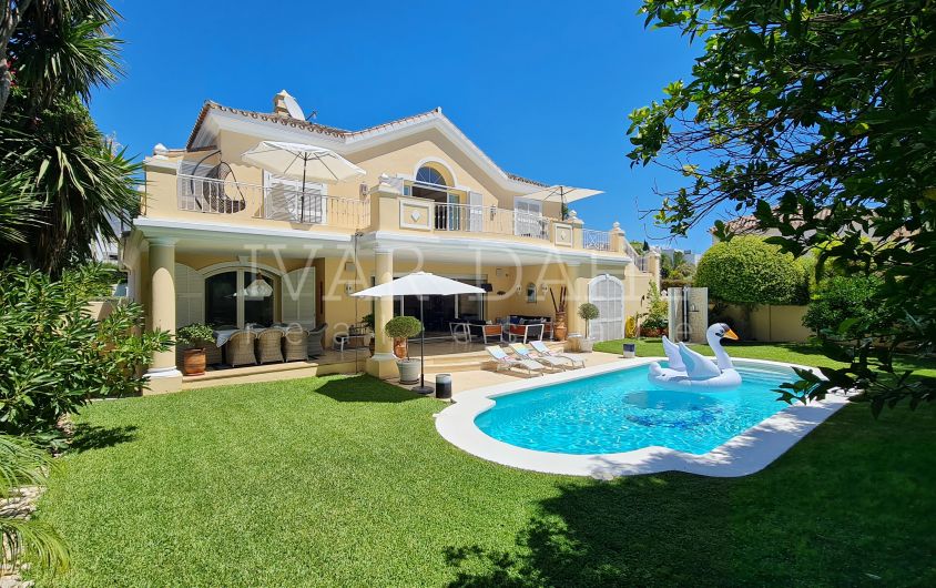 Villa de lujo junto a la playa de Casablanca, Milla de Oro de Marbella