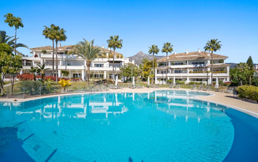 Excellent three bedroom, south facing first floor apartment in the prestigious and gated community Monte Paraiso, Marbella