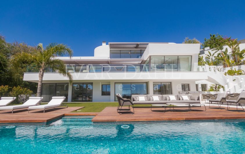 Villa a estrenar de seis dormitorios con vistas al mar y al golf en La Quinta, Benahavis