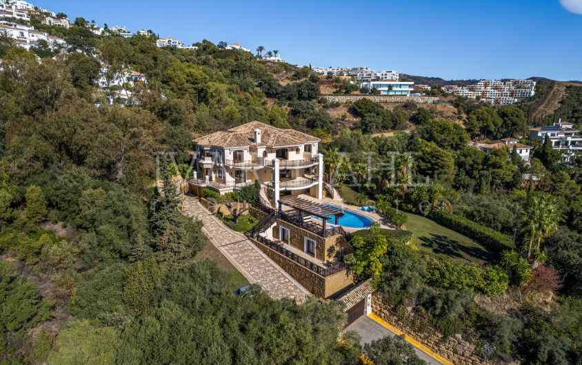 Beautiful Luxury Villa with Panoramic Views in Los Altos de Los Monteros, Marbella