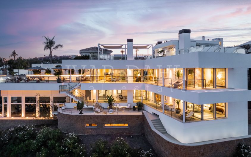 Villa contemporánea con vistas panorámicas al mar, la montaña y el golf en La Qunta Resort, Benahavis