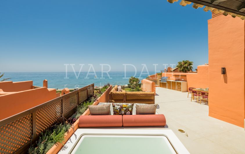 Luxuriöses Duplex-Penthouse in erster Strandlinie in La Morera, Marbella