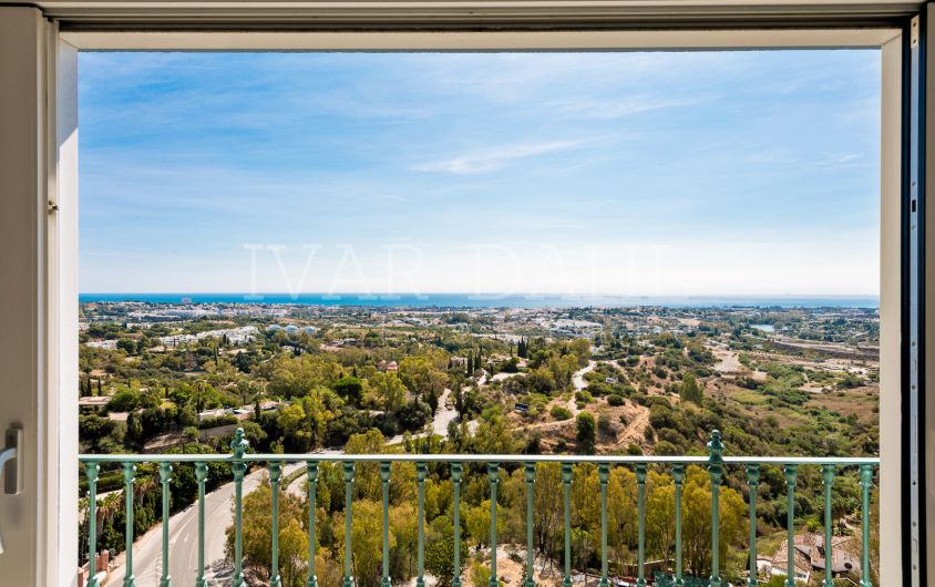 Impresionante ático dúplex de 5 dormitorios y vistas panorámicas al mar en venta en Monte Halcones, Benahavis