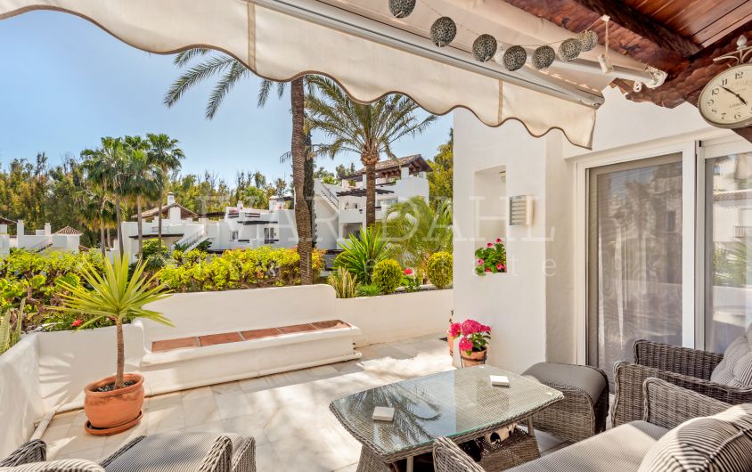 Elegante Retiro en Estepona: Apartamento de 2 Dormitorios en Venta en Alcazaba Beach frente a la Playa