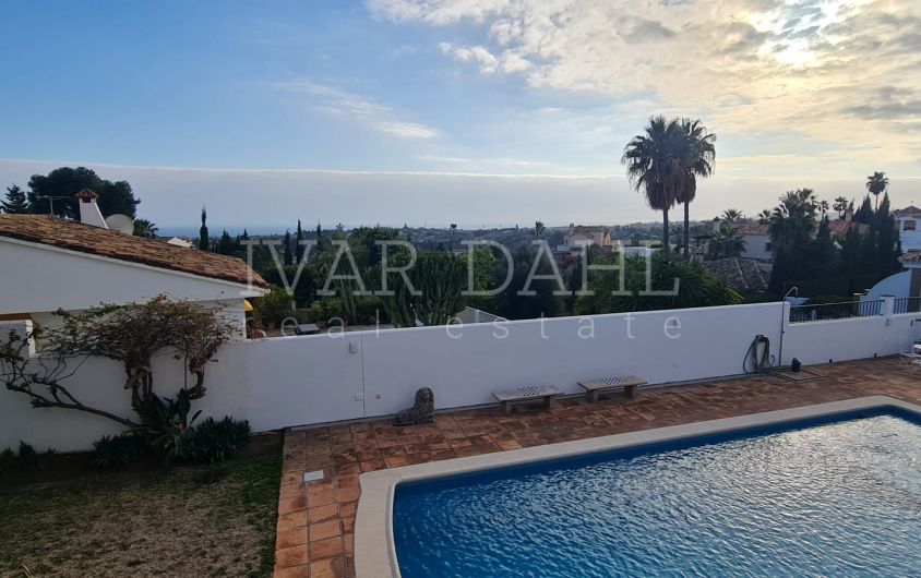Encantadora villa con vistas panorámicas al mar en Puerto Romano, Estepona