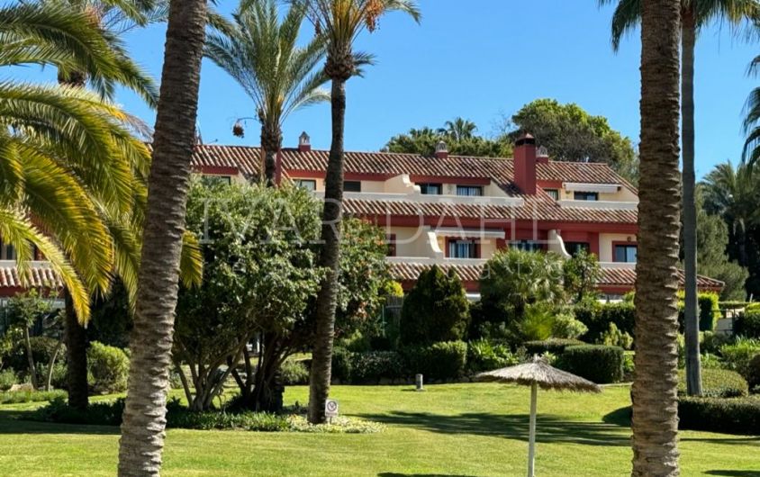 Impresionante Casa Adosada en Jardines de Doña Maria, Milla de Oro de Marbella