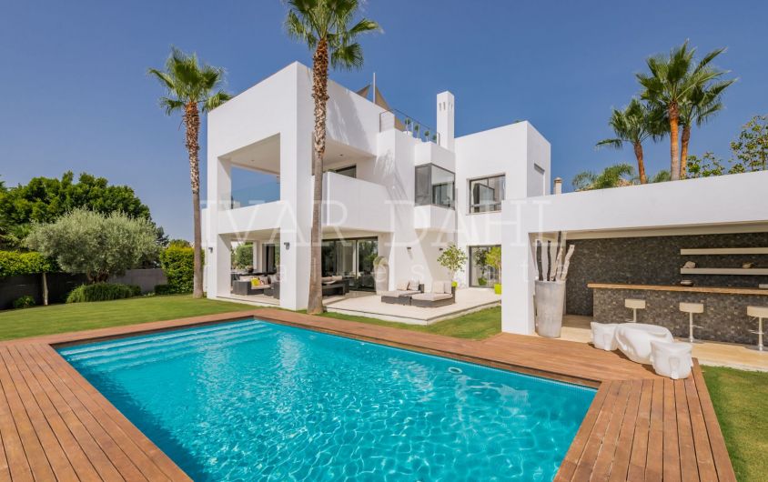 Luxury Villa in for sale in Altos de Puente Romano, Marbella Golden Mile