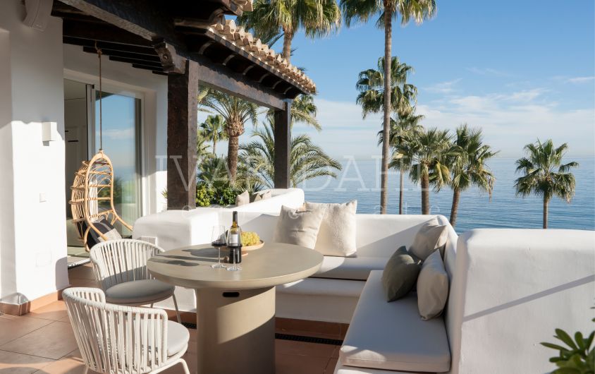 Increíble ático recientemente reformado situado en una de las urbanizaciones en primera línea de playa más bonitas de la Costa del Sol.