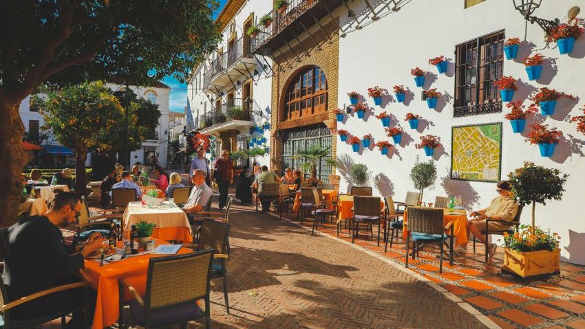 Marbella tourist enjoing their vacation, featured image for the article 