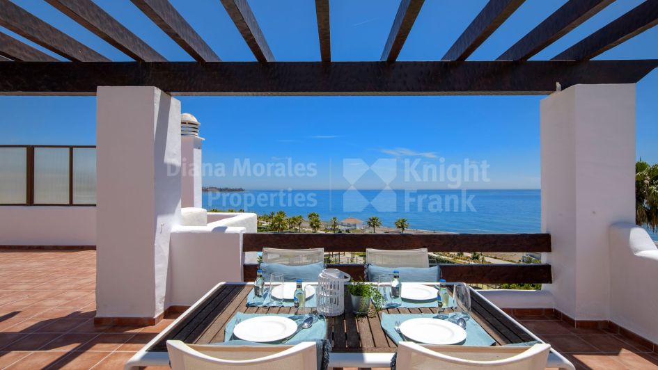 Strandnahes Duplex-Penthouse mit drei Schlafzimmern in Bahía del Velerin