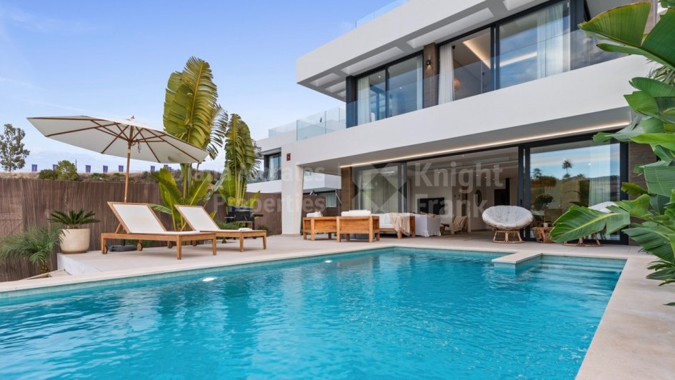Moderne Villa mit freiem Blick und fließendem Design in La Resina Golf