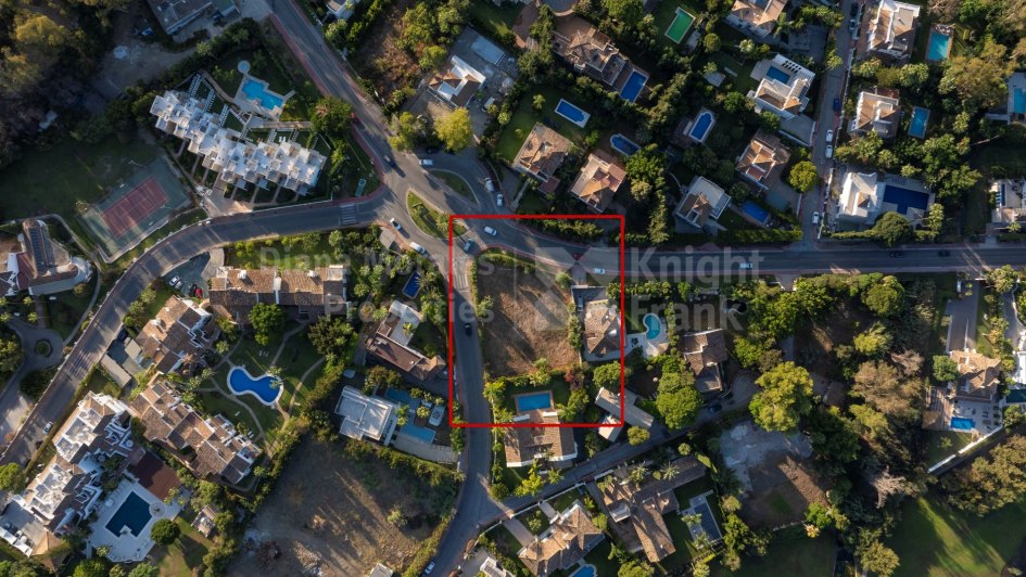 Parcela bien ubicada en Nueva Andalucía, con proyecto y licencia de obra