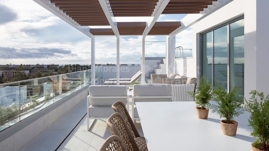 Santa Clara, Penthouse mit drei Schlafzimmern, Solarium und Pool im Osten von Marbella