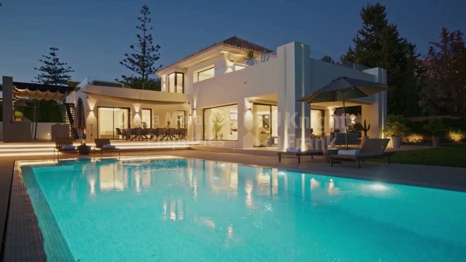 Villa for sale in Los Naranjos Golf, Nueva Andalucia