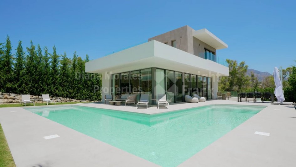 Villa for sale in La Cerquilla, Nueva Andalucia