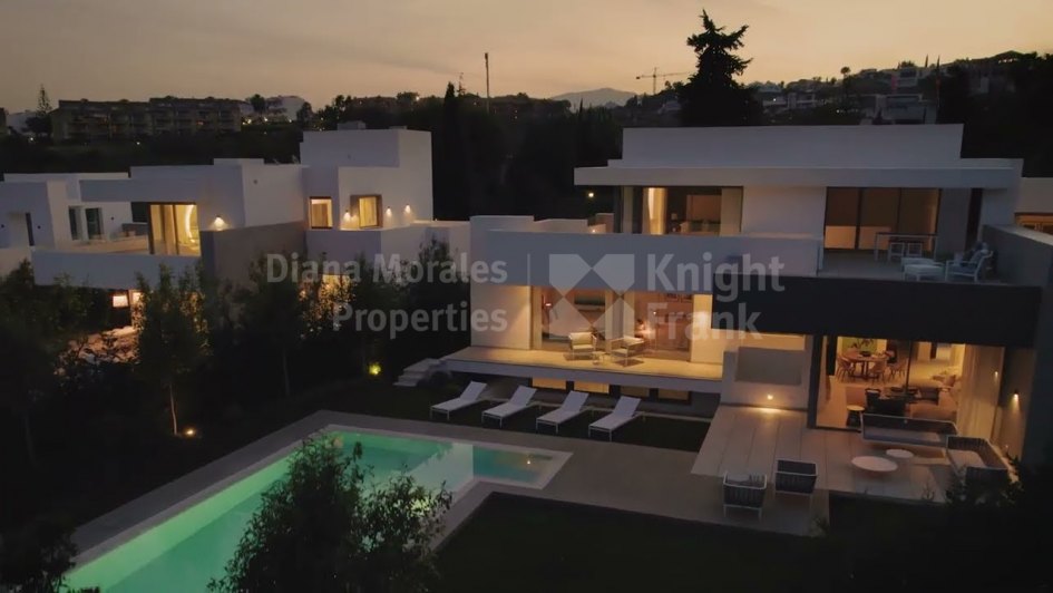 Villa for sale in El Paraiso, Estepona East