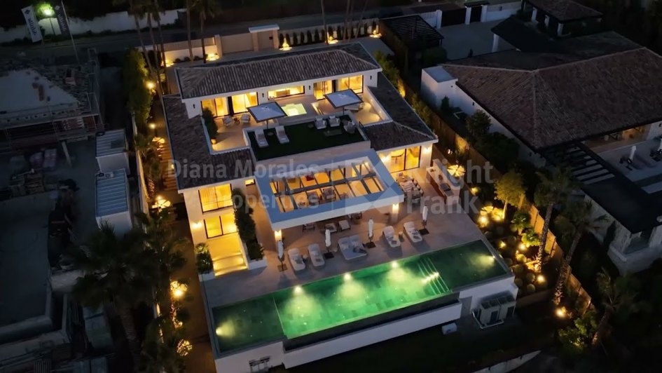 Villa for sale in Aloha, Nueva Andalucia